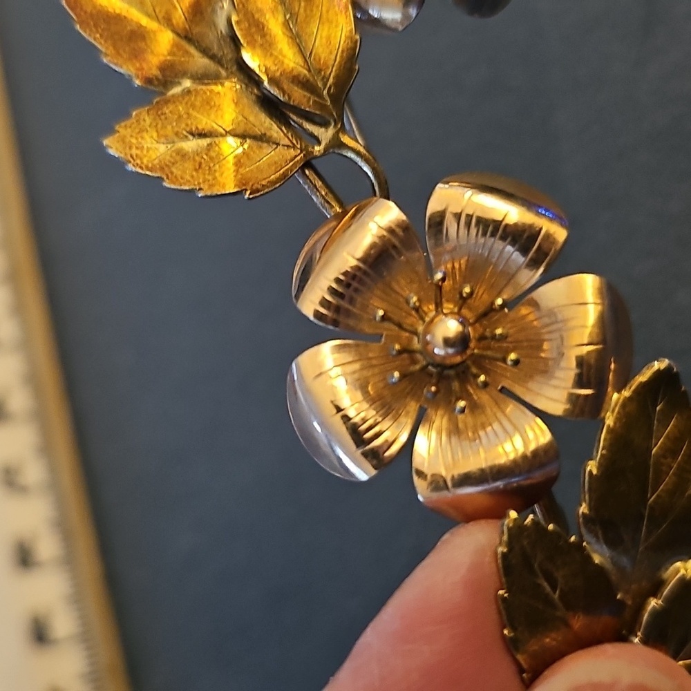 Gold Floral Women Vintage Pin. There Are No Maker Marks - Picture 6 of 7